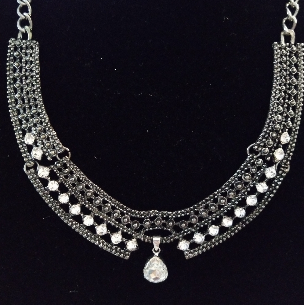 🆕 Beautiful 📿 Necklace 💎 from Statements 🎁